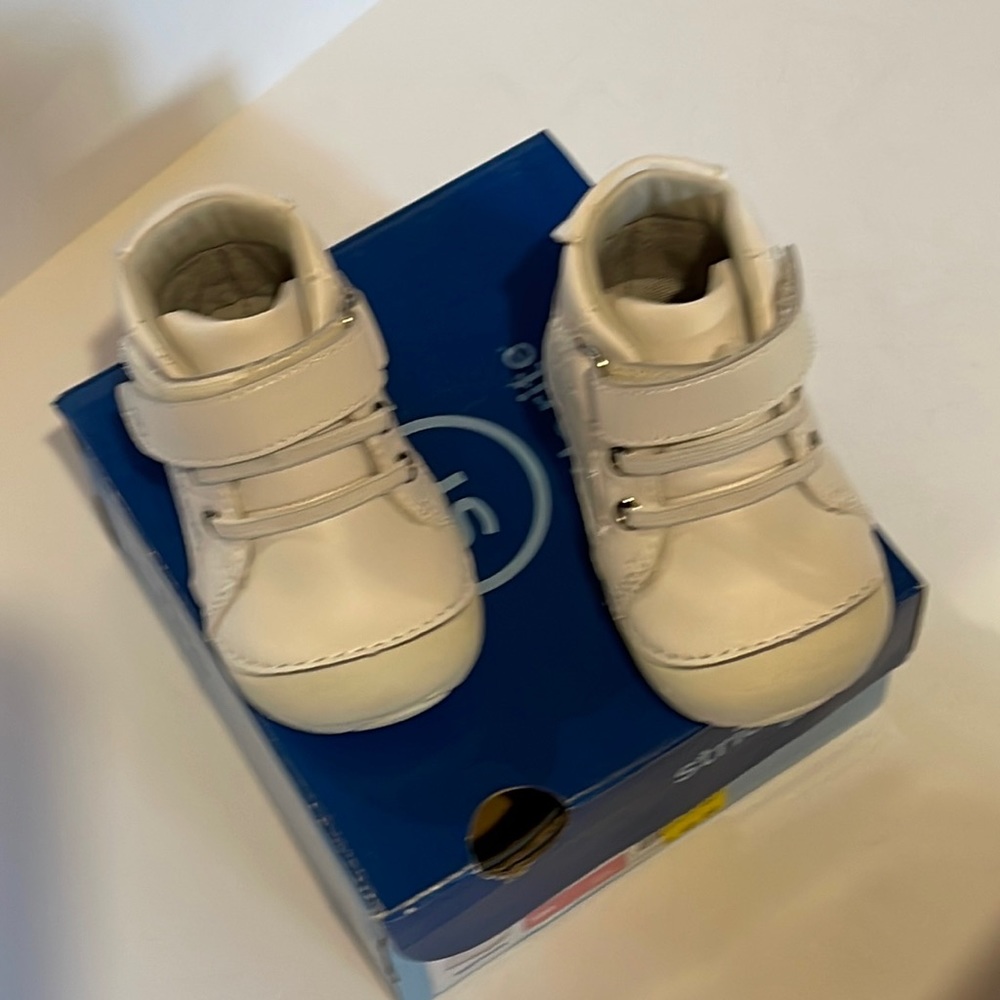 Stride rite soft motion Frankie in white. Brand new in box.